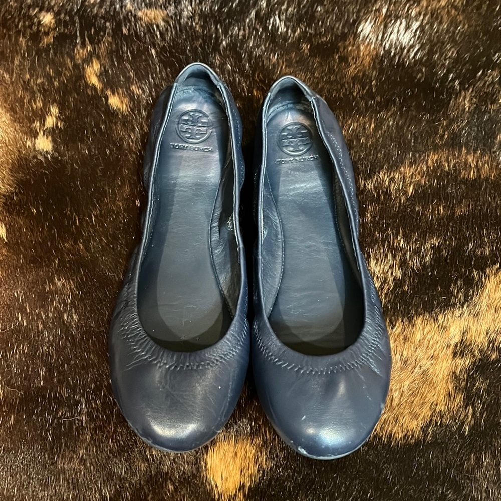 Tory Burch navy ballerina flats! Size 8.5.